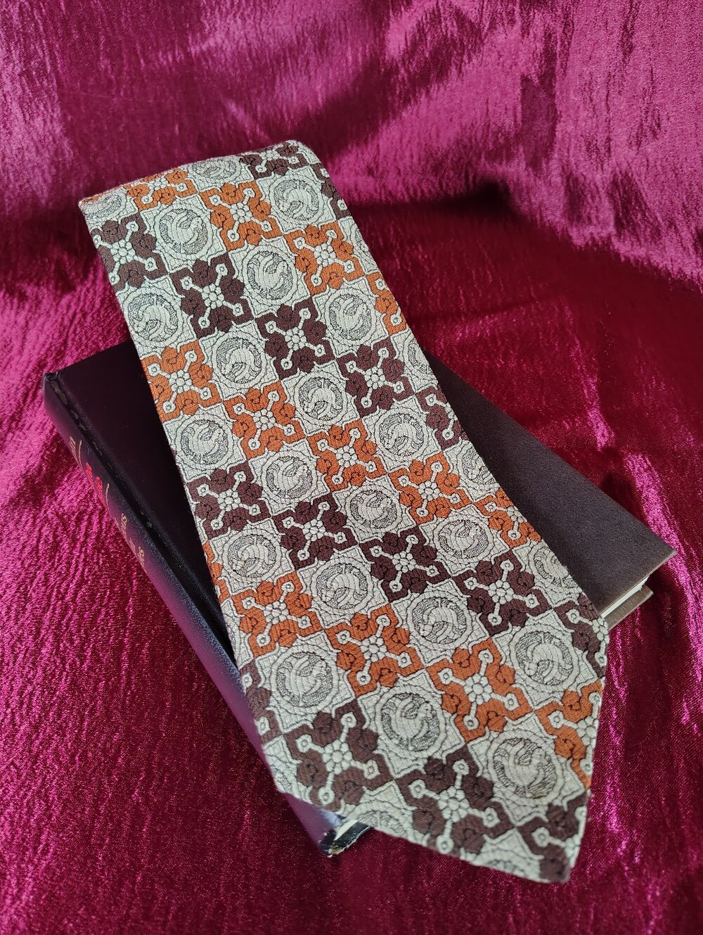 Vintage 1970s Bird and Geometric Flower Tile Pattern Polyester 4” Wide Necktie
